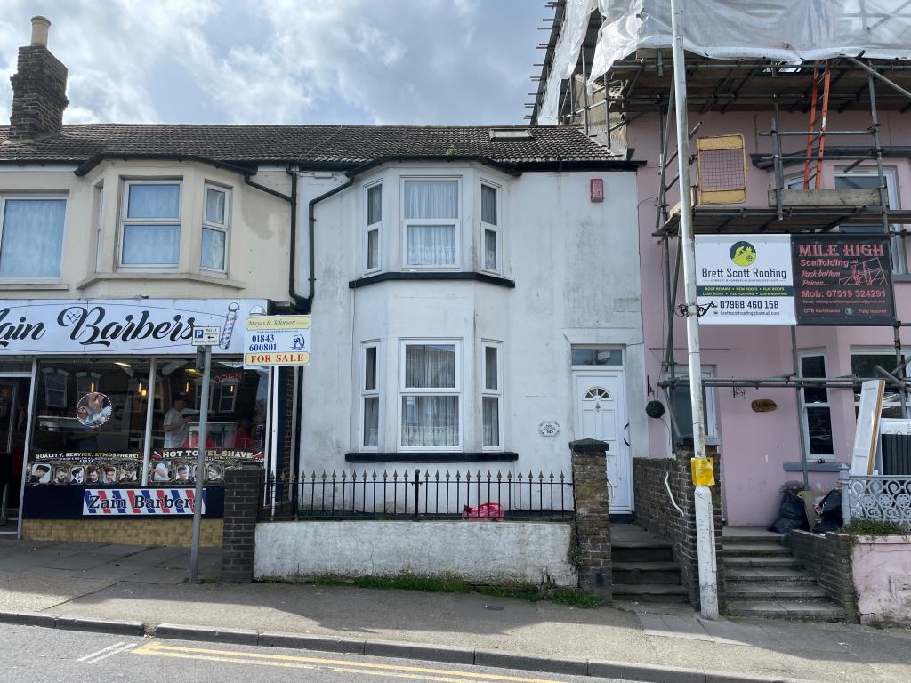 Lot: 77 - MID-TERRACE HOUSE FOR IMPROVEMENT IN TOWN CENTRE - Front elevation with bay windows